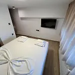 Thano's House 3 Apartament *